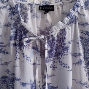 Blouse with V neck & A tie at neckline